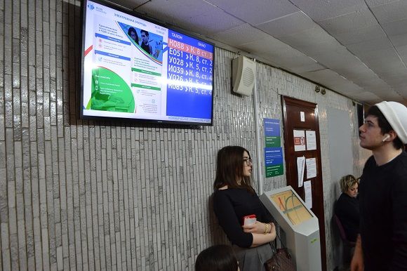 Размещение информации на табло электронной очереди в приёмной комиссии РУДН
